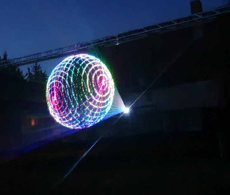 Wasserleinwand Laserprojektion Eine Laserprojektion auf eine 10 Meter lange Wasserleinwand zusehen ist ein 3D Animation einer Gitterkugel.